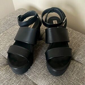 STEVE MADDEN BLACK ANKLE STRAP PLATFORM SANDALS